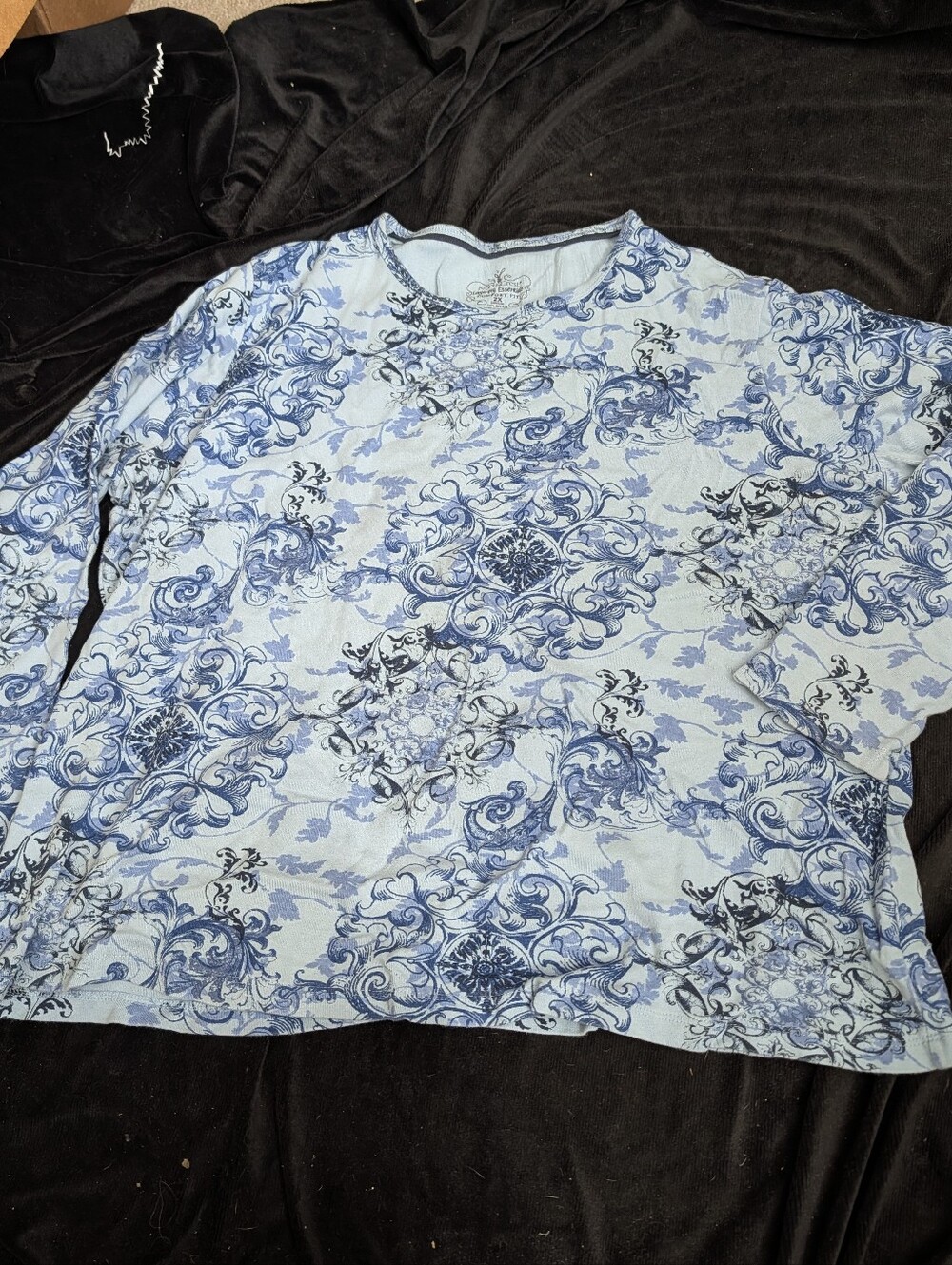 Blue Floral Scroll Long-Sleeve Women's Top